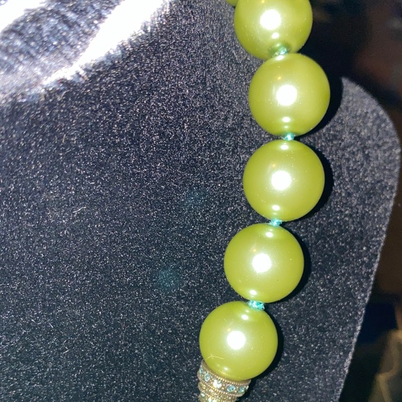 Unique Heidi Daus Green Pearl Statement Necklace with Floral Design - Picture 6 of 8